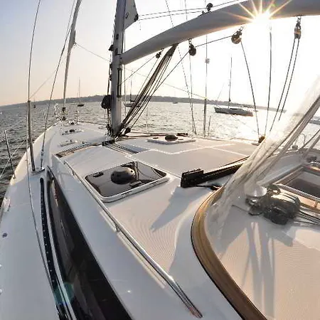 Sy Black Swan Hotel en barco