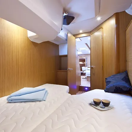 Sy Black Swan Hotel en barco